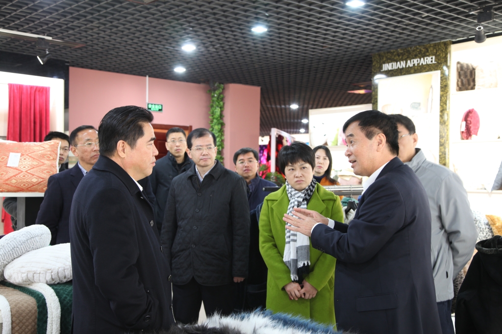 2016年11月26日，時任連云港市市長項雪龍來到飛雁毛毯有限公司調研指導工作。